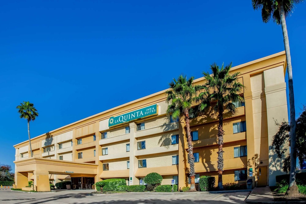 La Quinta Inn & Suites by Wyndham Houston Baytown East photo1