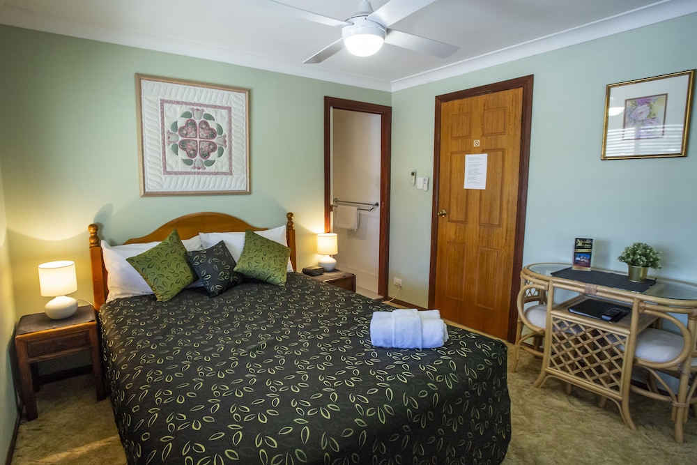 Ainslie Manor Bed and Breakfast 12/66