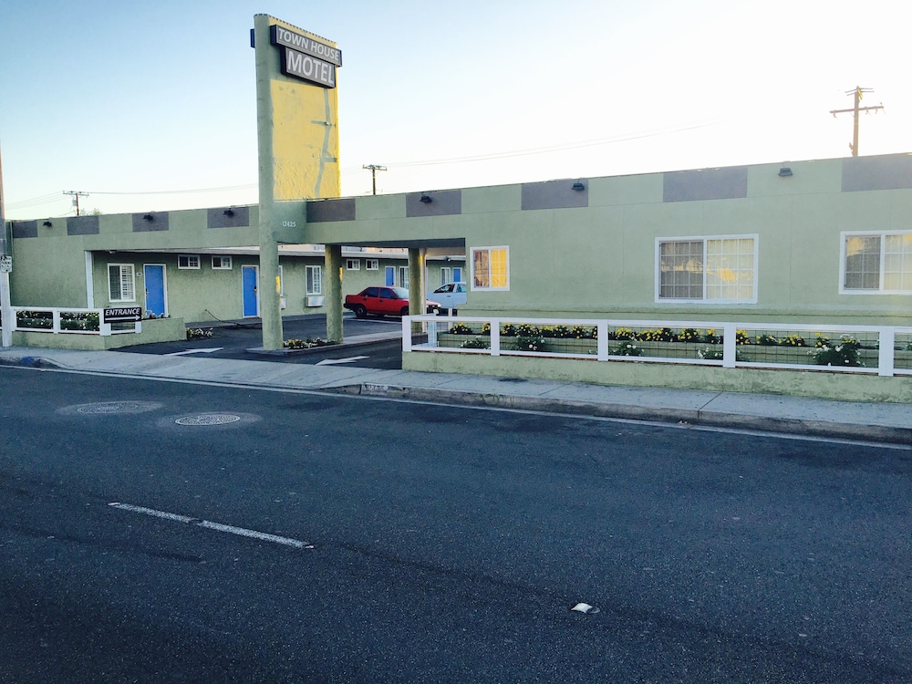 Town House Motel 36/48