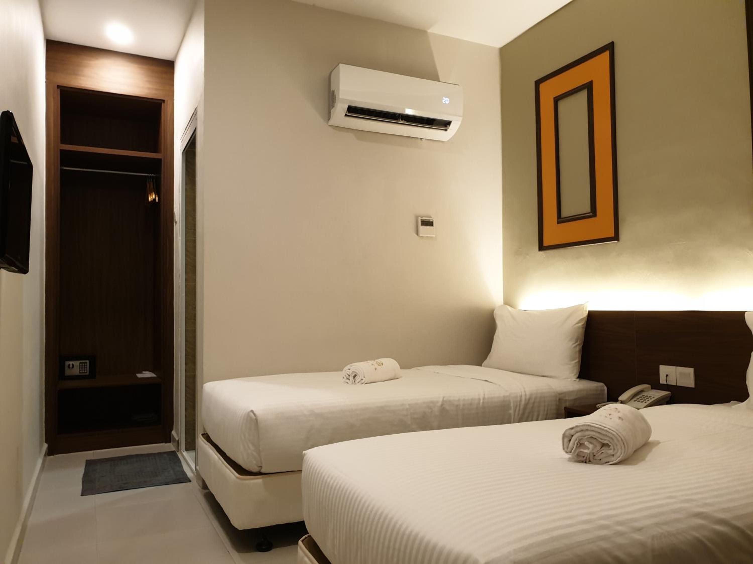 Standard, Twin Beds, No Window