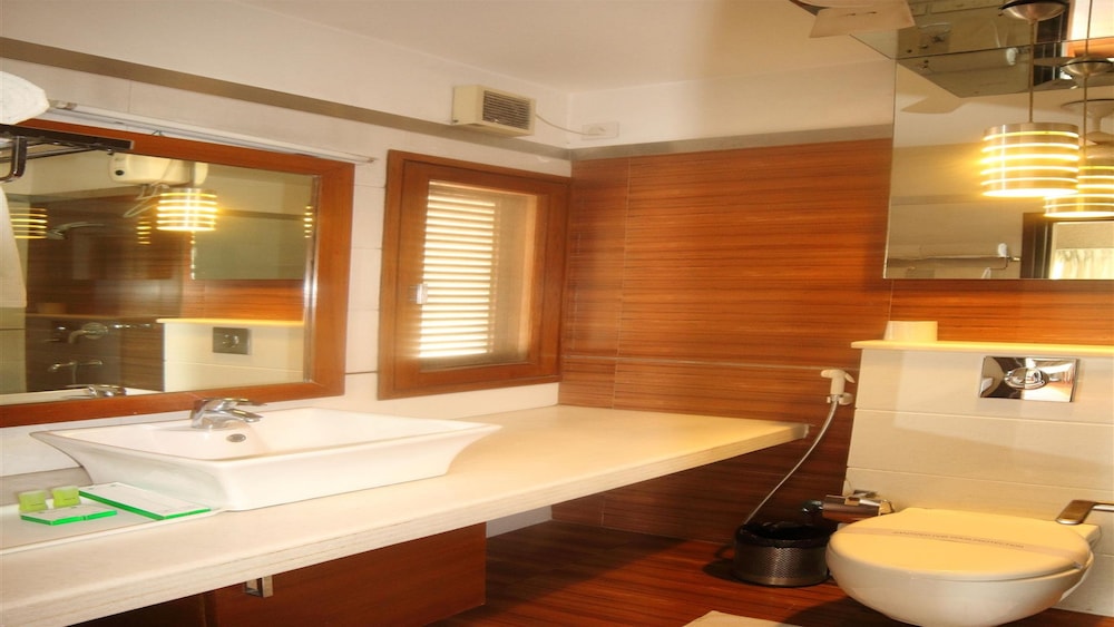 Stately Suites, Golf Course Road 51/58
