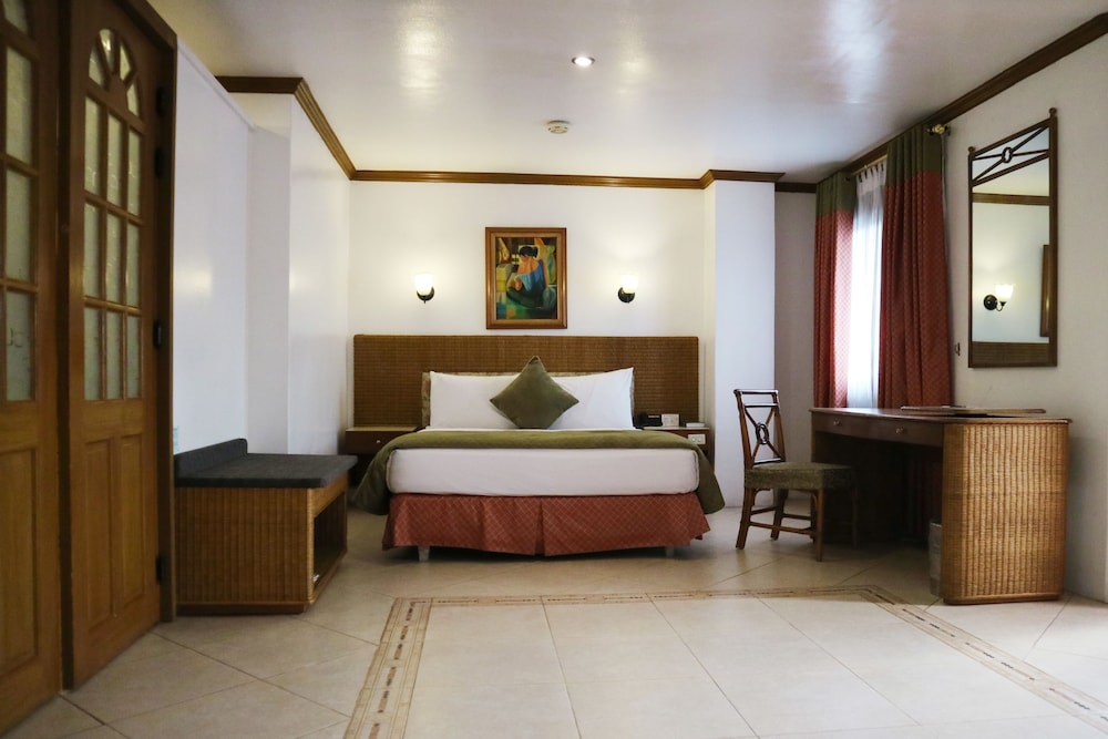Golden Pine Hotel 3/41