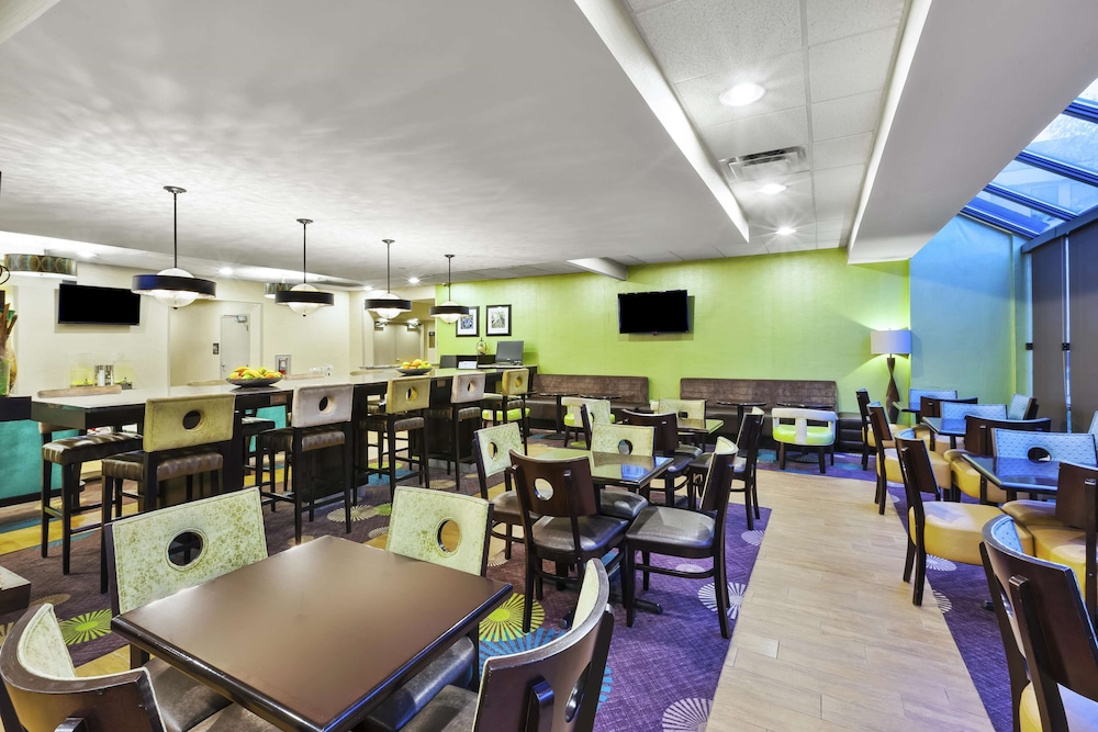 Hampton Inn Clinton, NJ 36/56