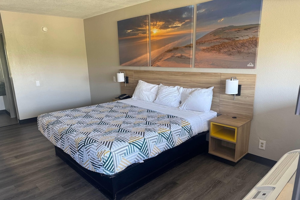 ROOM, KING BED, SMOKING