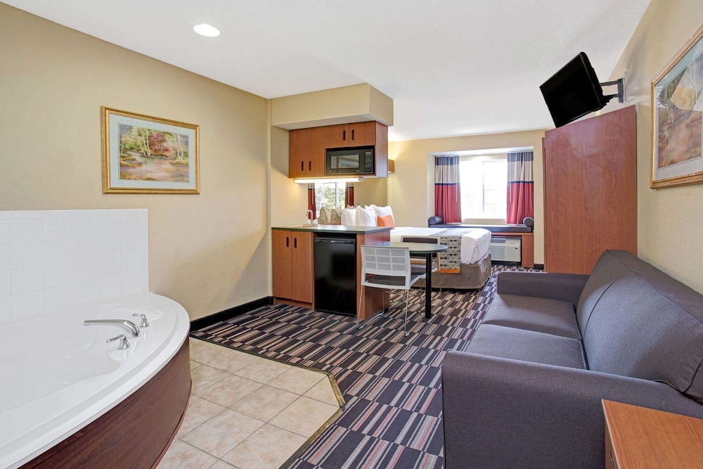 Microtel Inn & Suites By Wyndham Bushnell 14/24