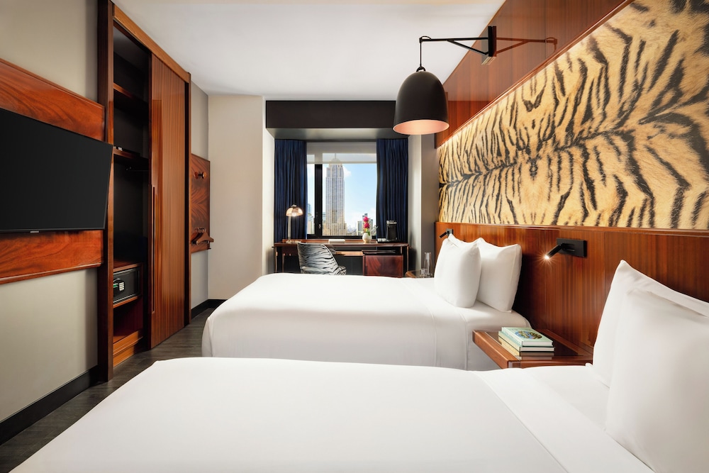 ROOM, 2 DOUBLE BEDS, EMPIRE BUILDING VIEW