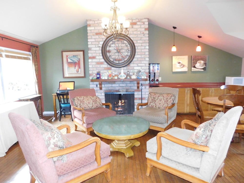 Pacific Gardens Inn 33/64