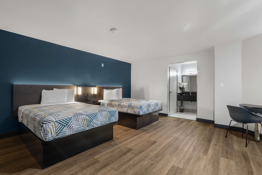 Studio6 Suites Escondido, CA 4/25