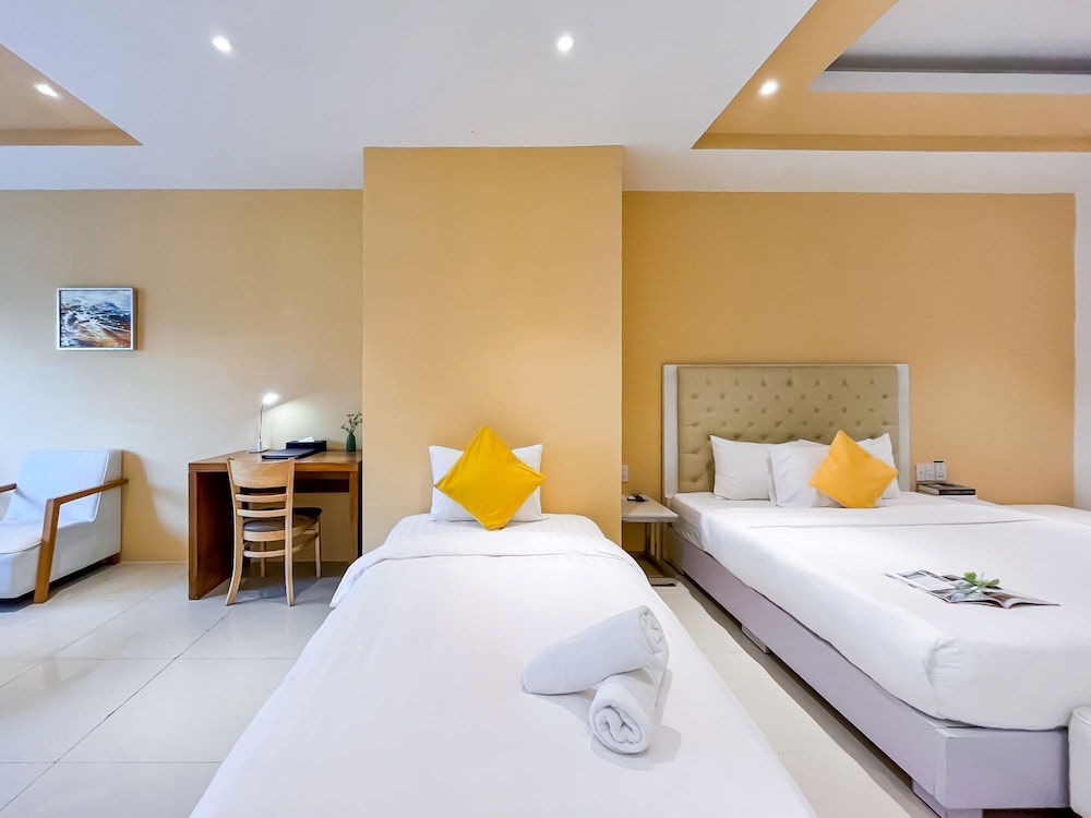 FAMILY, TRIPLE, MULTIPLE BEDS, BATHTUB