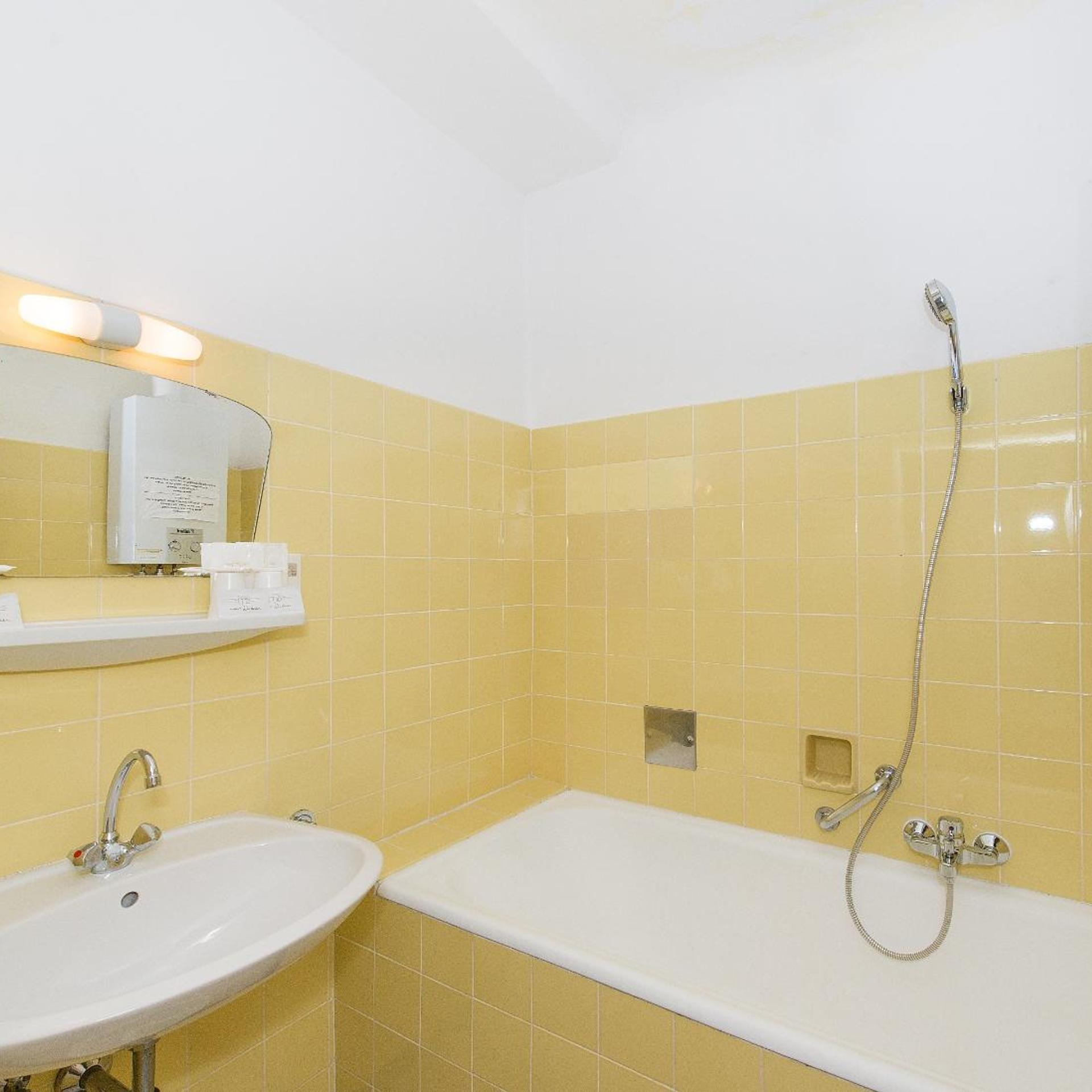 2 Bedrooms, Studio