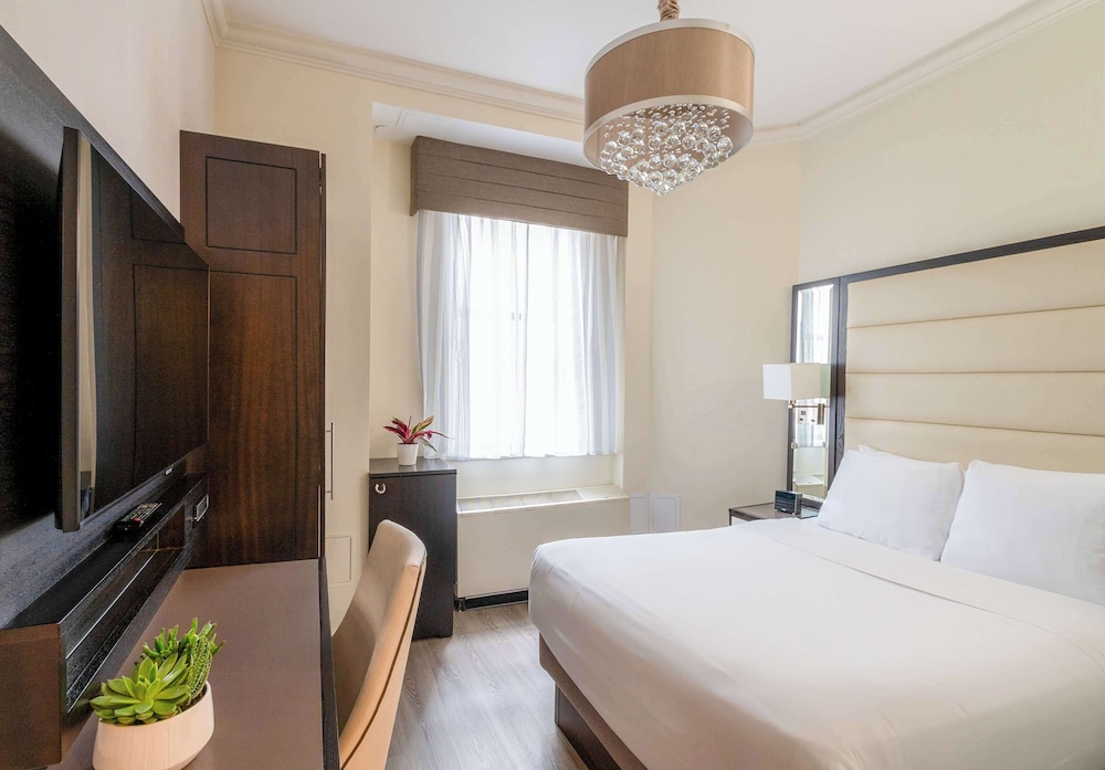 ROOM, QUEEN BED