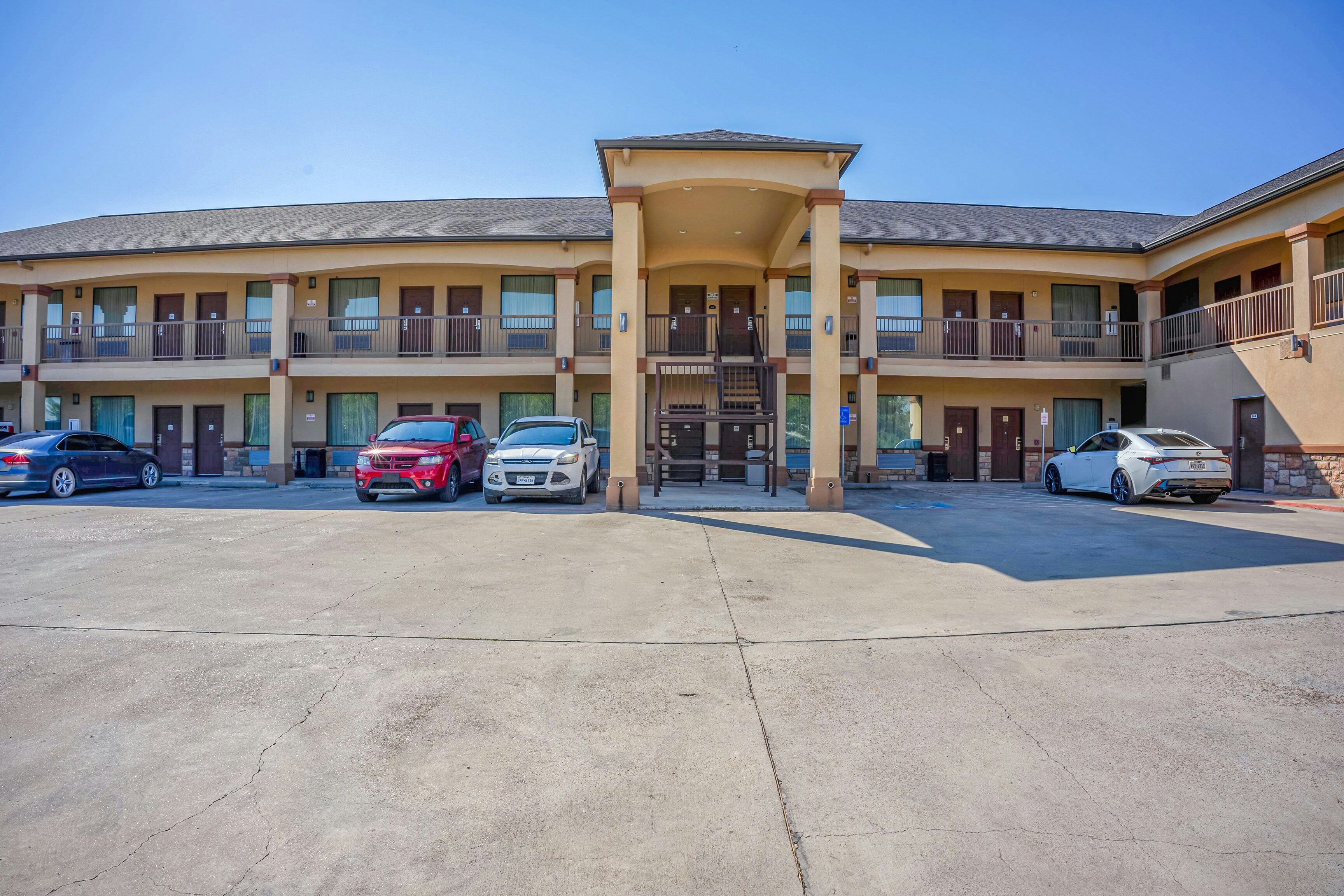 Moulton Inn & Suites By OYO Near Shiner TX 20/29
