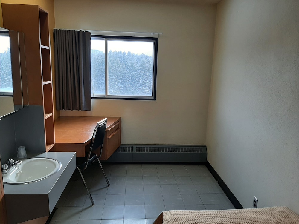 STANDARD, SINGLE BED, SHARED BATHROOM