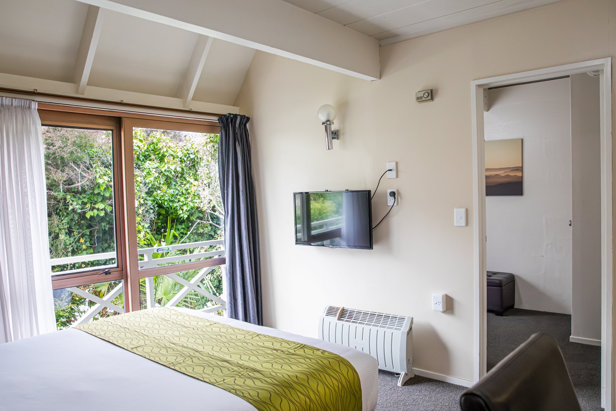 Admirals Motor Inn 26/77