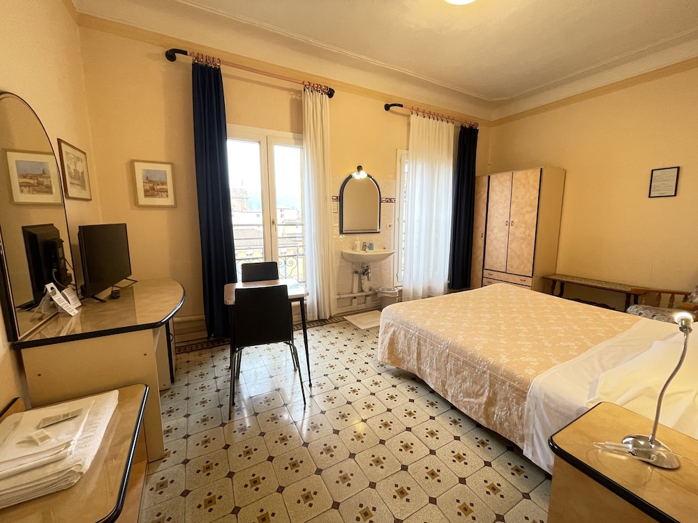 ROOM, DOUBLE BED, SHARED BATHROOM