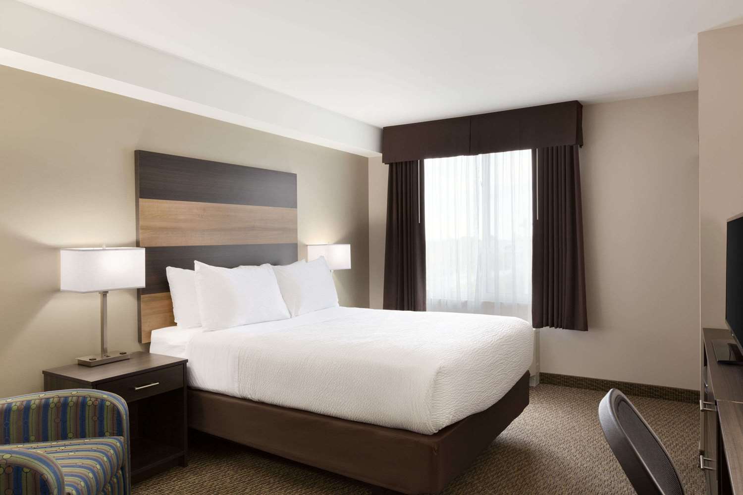 Days Inn & Suites By Wyndham Lindsay 12/43