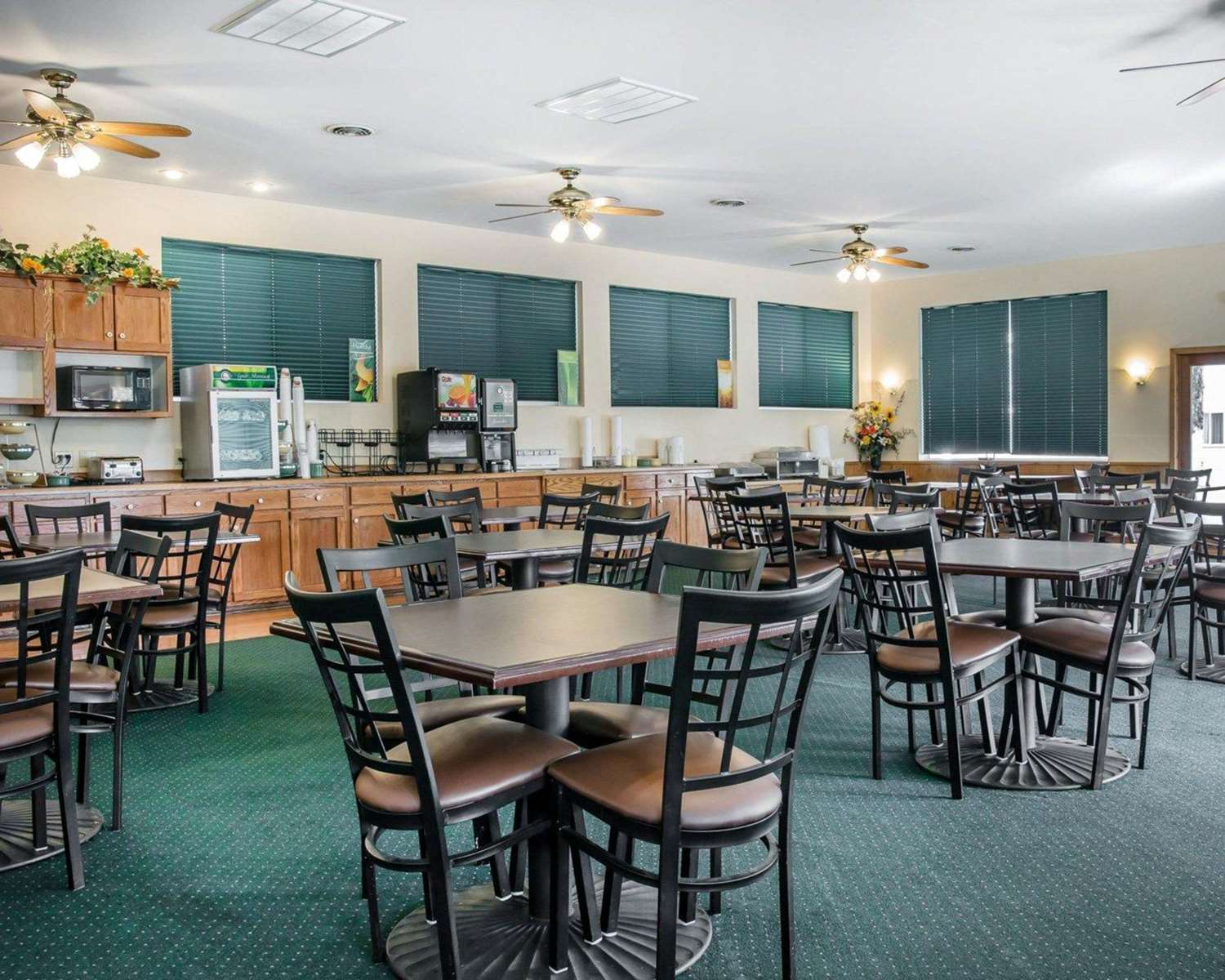Quality Inn & Suites Mackinaw City Beachfront 19/21