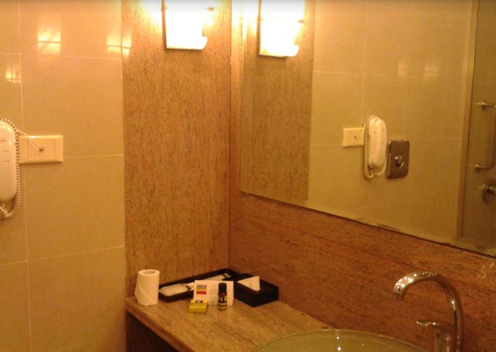 The Lalit Ashok 36/76