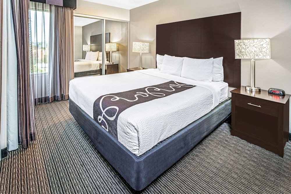 Holiday Inn Express & Suites Anaheim Convention Center Area 16/45