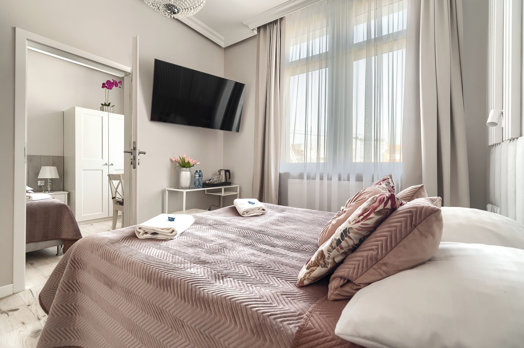 غرفة كومفورت رباعية بسرير كوين وسريرين منفصلين بحمام خاص، Stawa Hostel 2/8