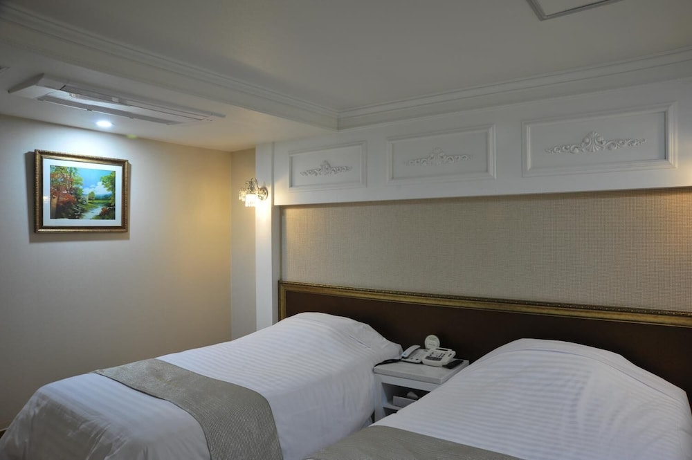 Palace Tourist Hotel 12/29