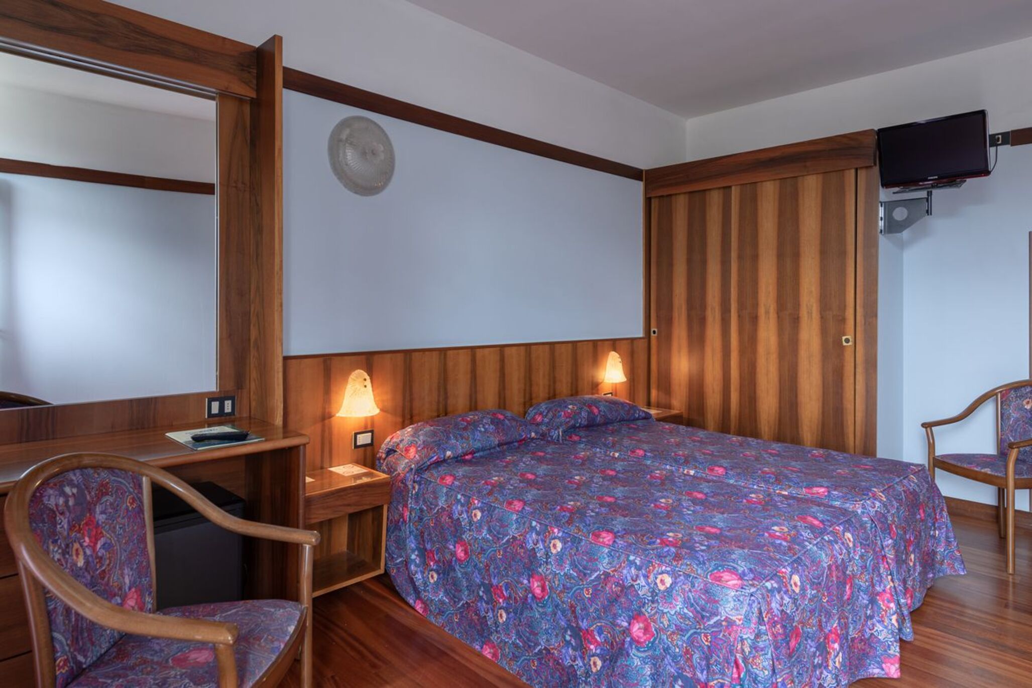 Smart, Twin Beds