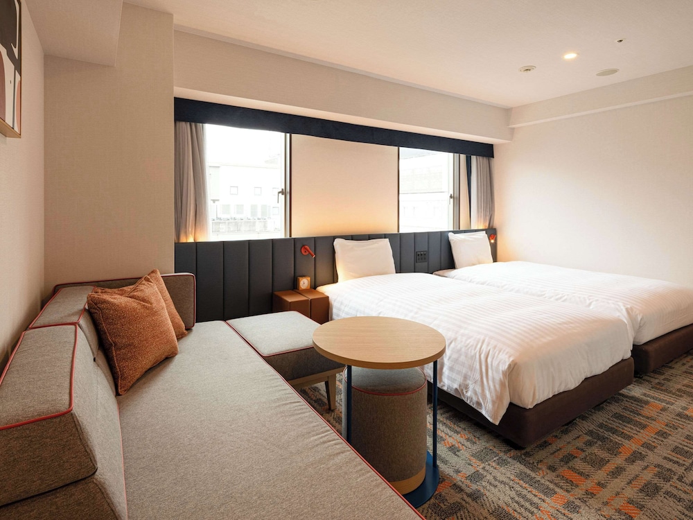 ROOM, TWIN BEDS