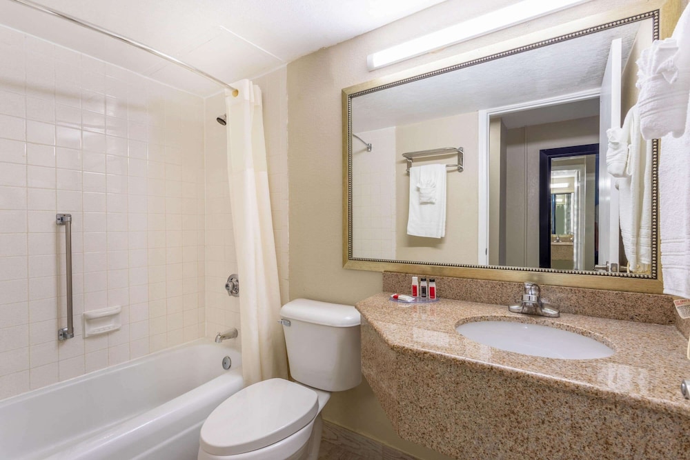 Days Inn and Suites by Wyndham Hammond, IN 48/50