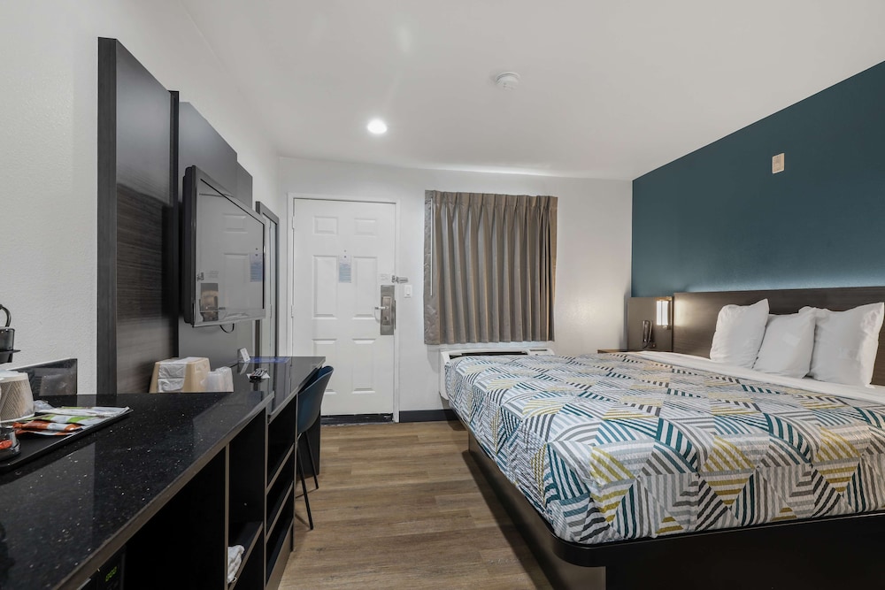 Room at Studio6 Suites Escondido, CA, ESCONDIDO - CA