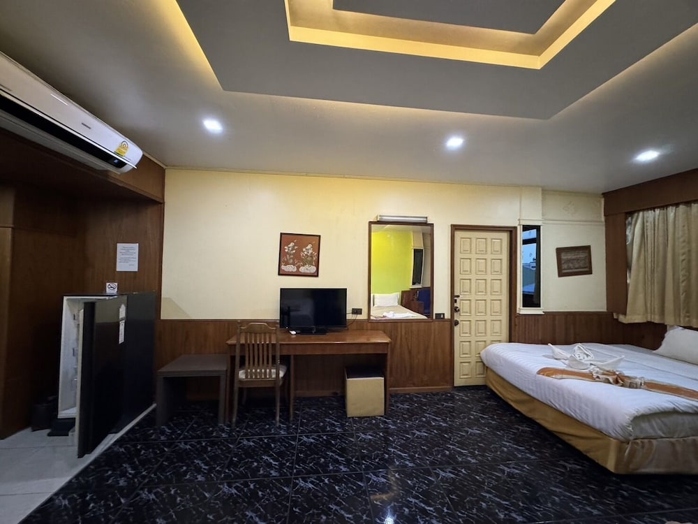 Mr.Mac's Hotel 35/50