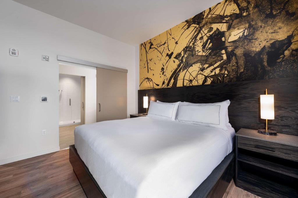 Studio, Suite, King Bed, Sofa, Balcony, Kitchen, Accessible