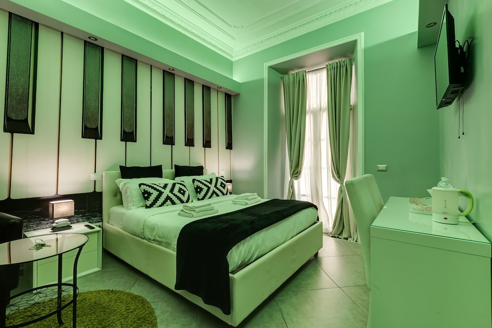 DELUXE, QUEEN BED, BALCONY