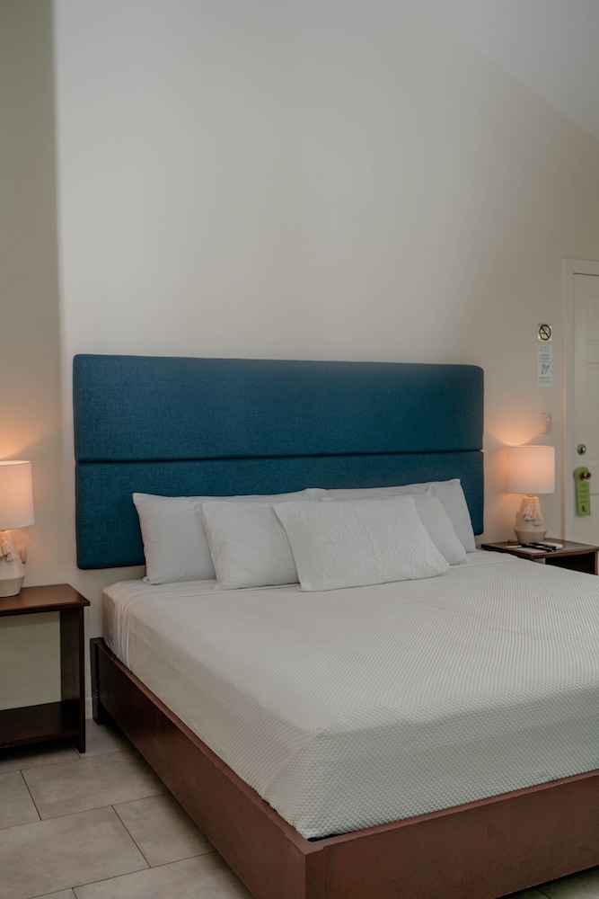 Deluxe, Queen Bed, Pool View