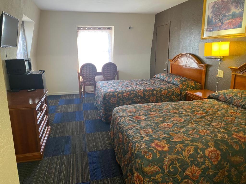 Country Club Inn &amp; Suites 38/51