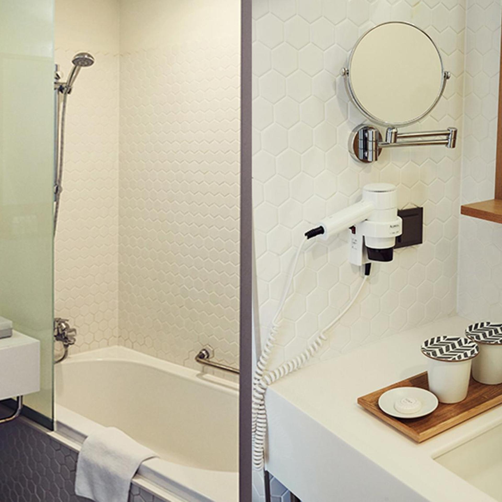 East Double Bath 5/6