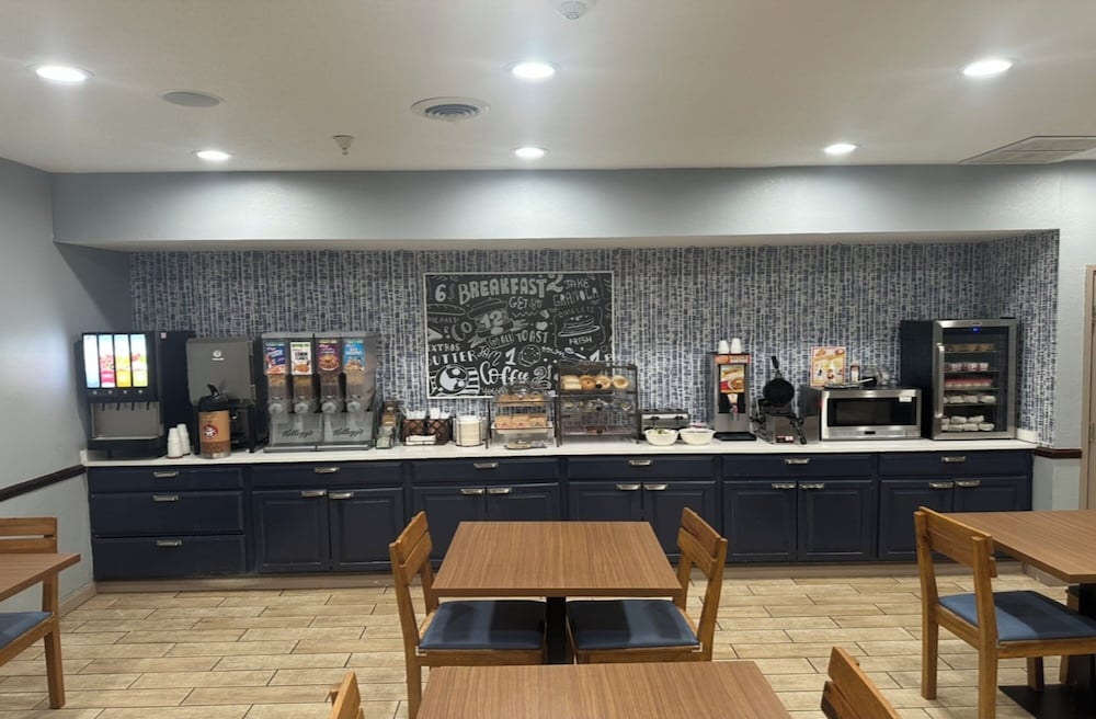 AmericInn by Wyndham Galesburg 43/59