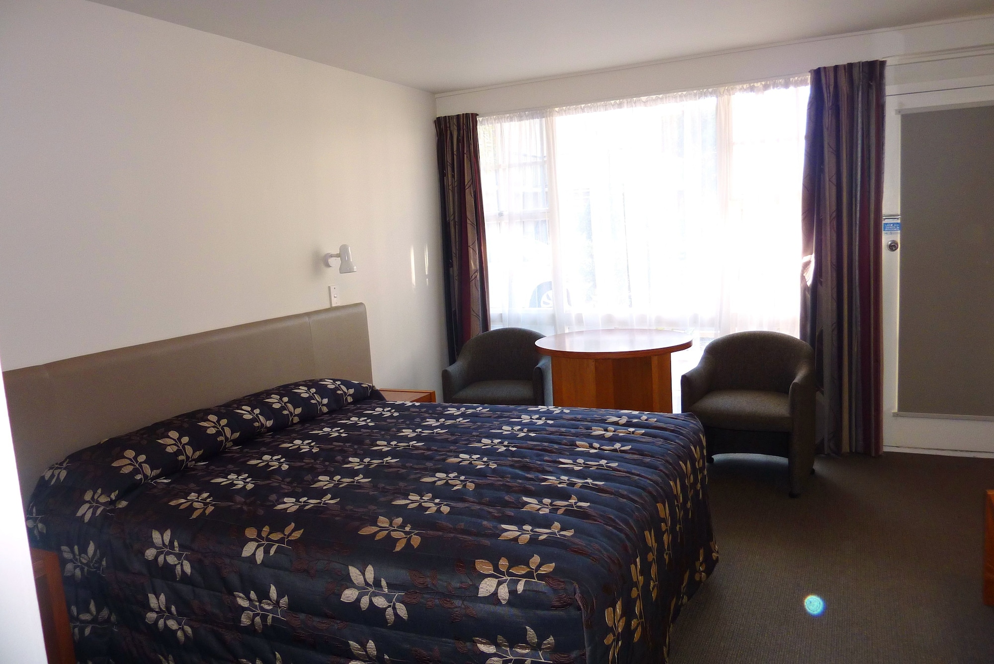 STUDIO, QUEEN BED, KITCHEN