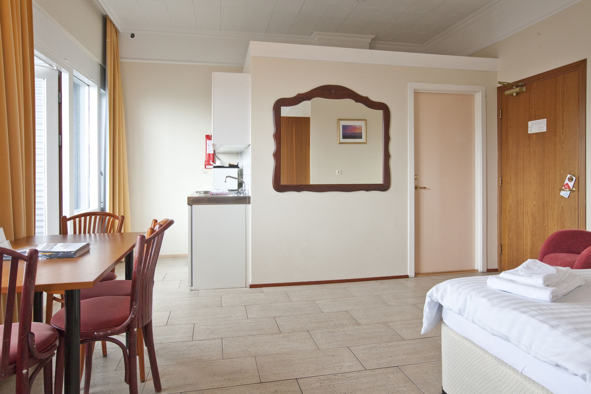 غرفة رباعية بسرير مزدوج وسريرين منفصلين، Fosshotel Baron 5/7