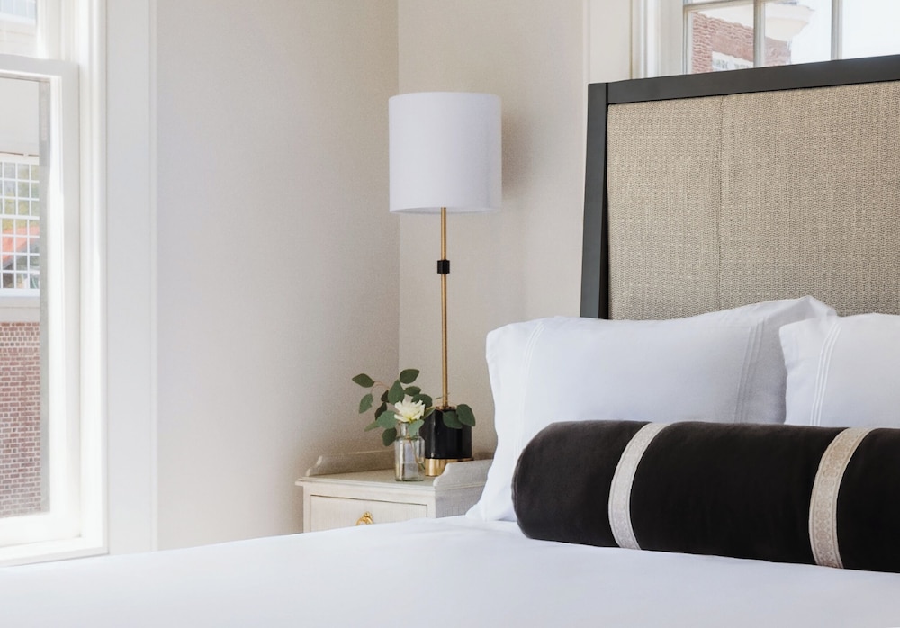 86 State Circle - Luxury Boutique Hotel 12/28