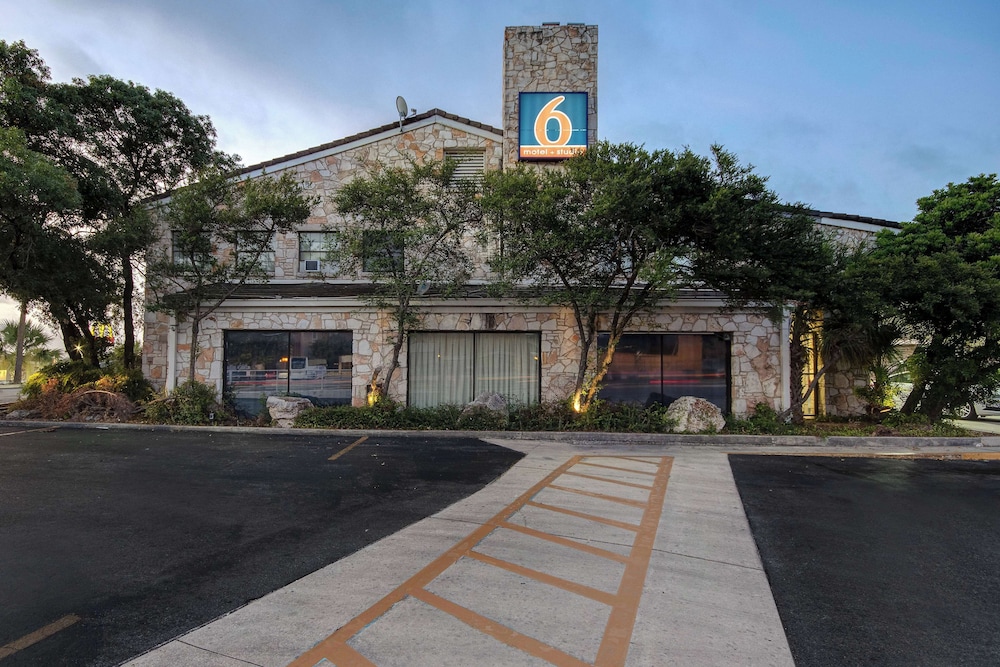 Motel6 San Antonio, TX - Northwest Medical Center 50/60