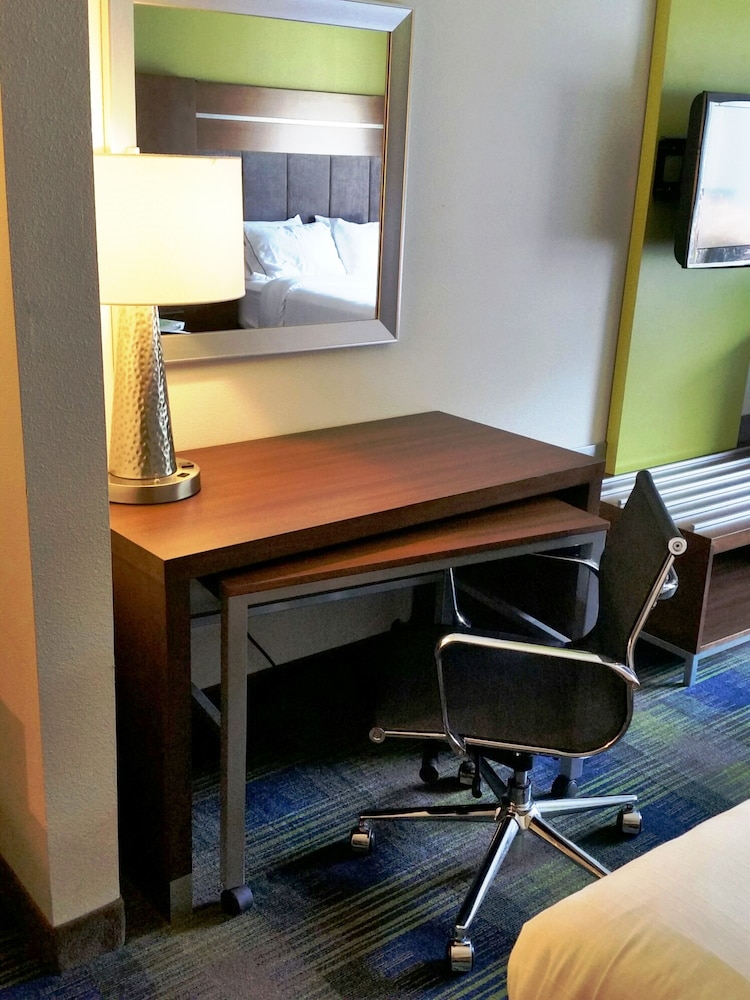 Holiday Inn Express Hotel And Suites Clifton Park 54/55
