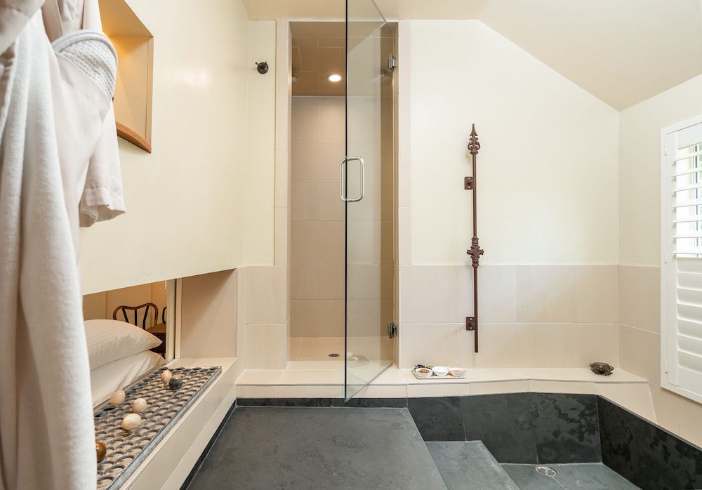 FARMHOUSE INN 27/50