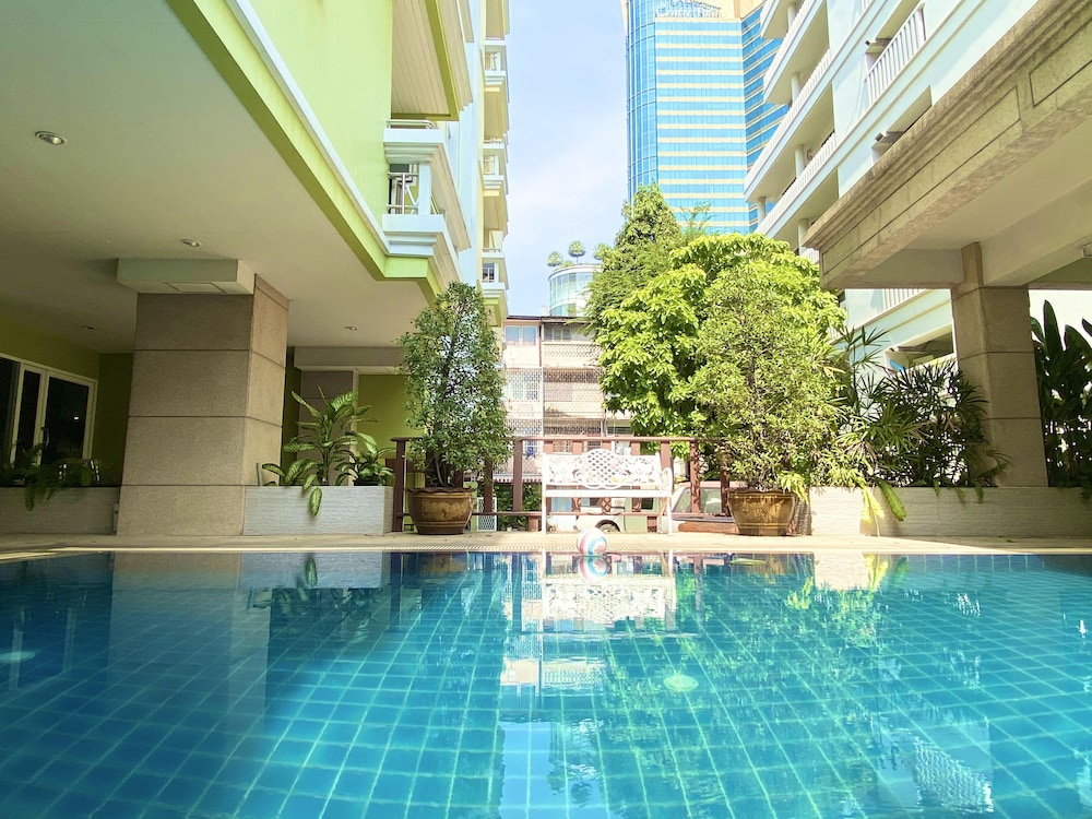 14 Place Sukhumvit Suites 61/66