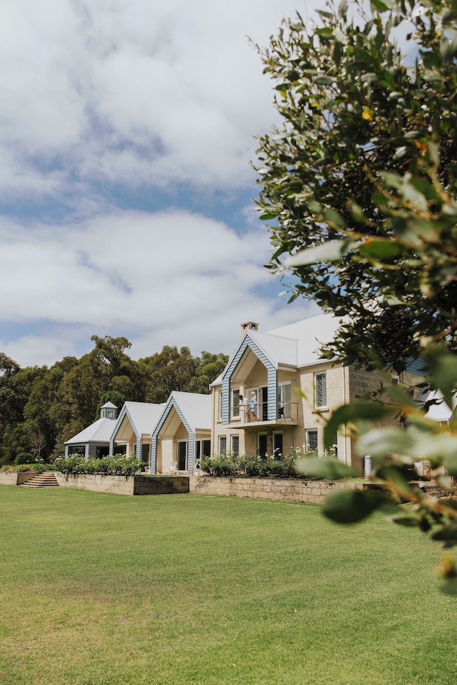 CAPE LODGE 42/50