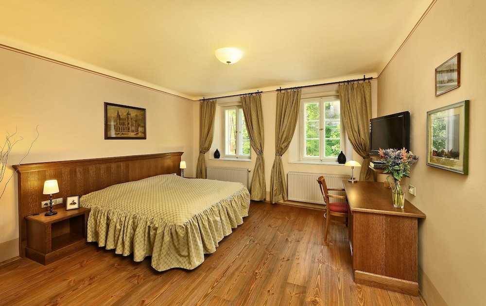 Room, Double Bed, Castle View, Bathtub