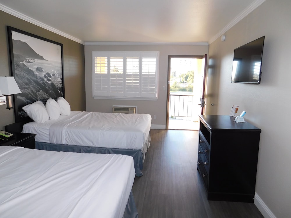 Super 8 by Wyndham Santa Cruz Beach 20/31
