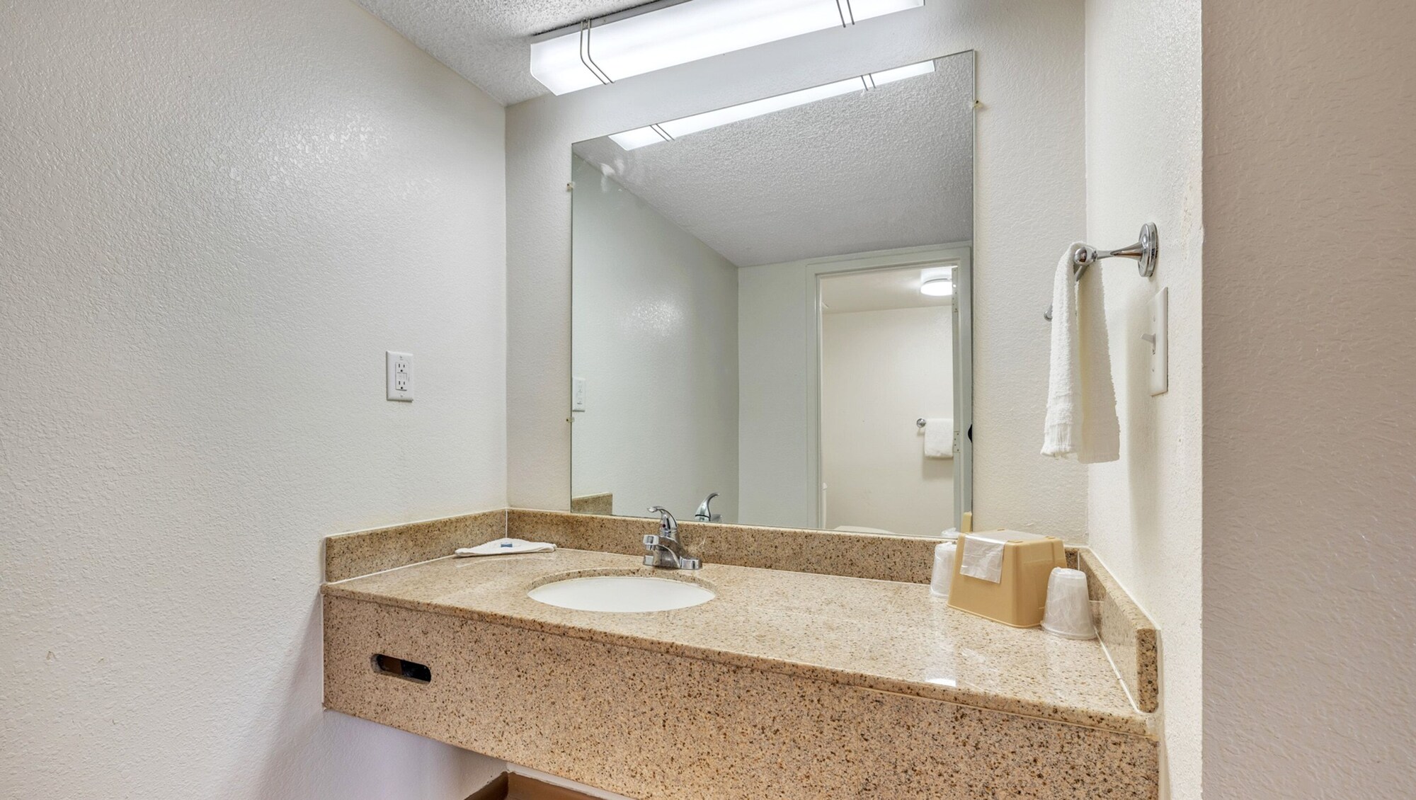 غرفة بسرير كينج، Studios And Suites 4 Less Emporia 5/7