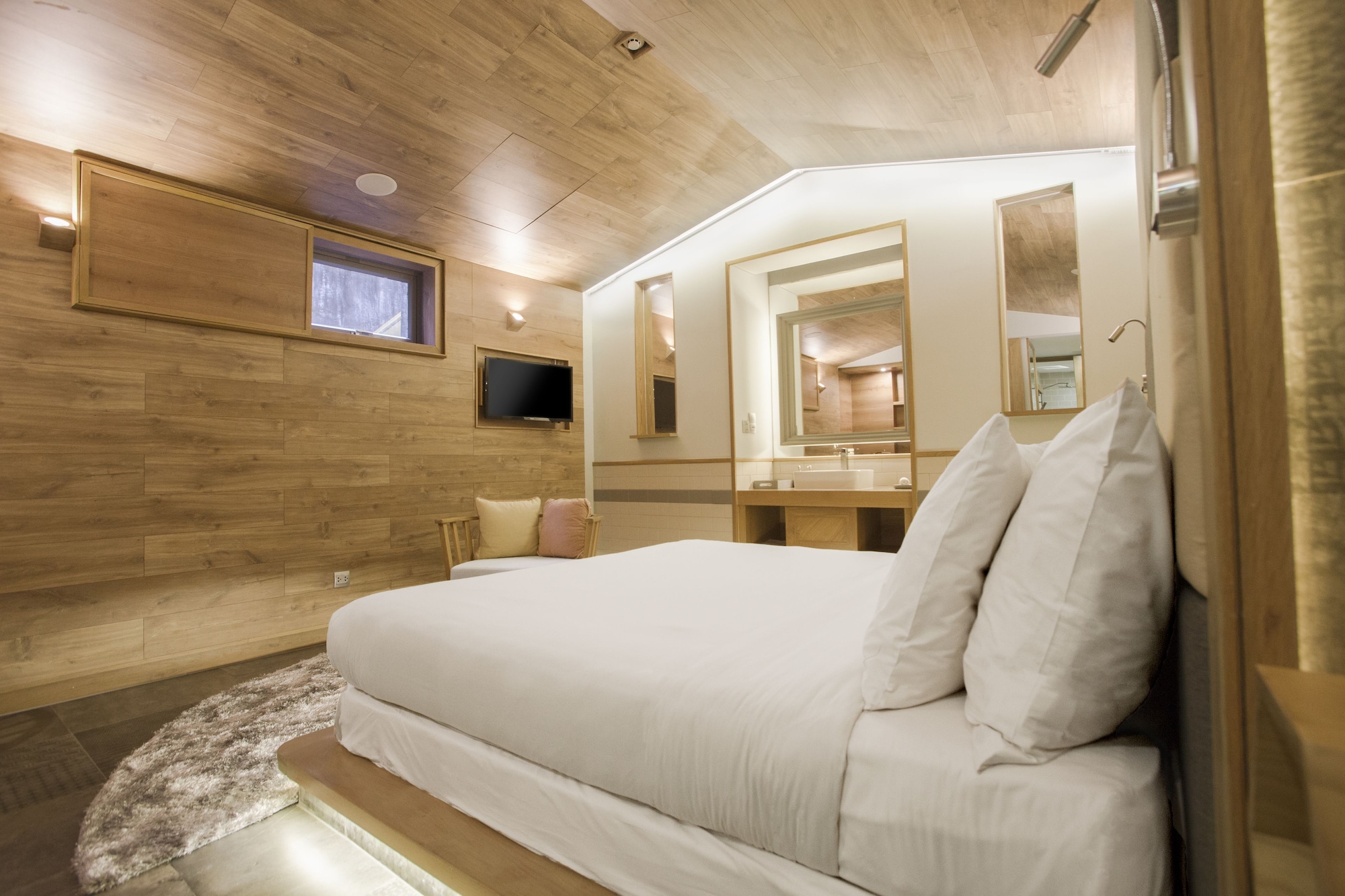 Room, Queen Bed, No Window، Fusion Suites Saigon 2/5
