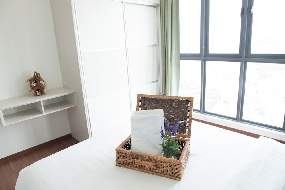 One Amerin Mall & Suites 10/50