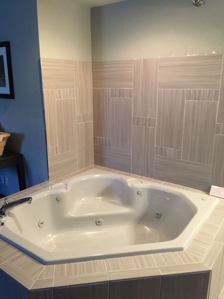Baymont By Wyndham Pella 25/40
